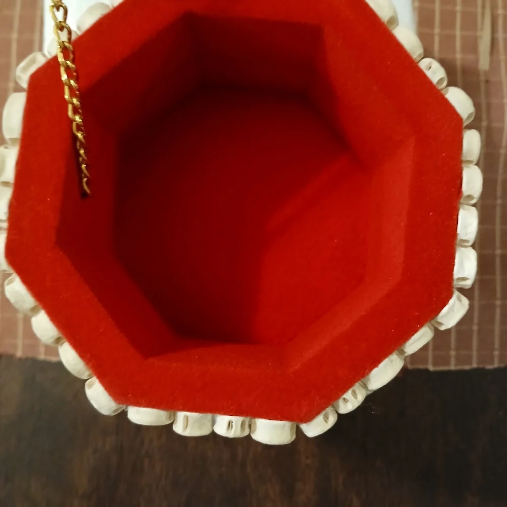 VTG. SEASHELL ART RED VELVETEEN..GOLD CHAIN VANITY..JEWELRY TRINKET BOX..BY PWF
